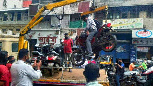 ಸವಾರ ಬೈಕಿನ ಮೇಲೆ ಕುಳಿತಿದ್ದರೂ ಬೈಕ್ ಹೊತ್ತೊಯ್ದ ಟೋಯಿಂಗ್ ಸಿಬ್ಬಂದಿ