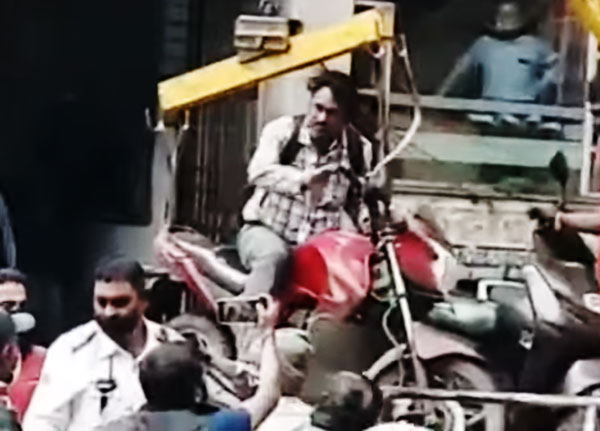 ಸವಾರ ಬೈಕಿನ ಮೇಲೆ ಕುಳಿತಿದ್ದರೂ ಬೈಕ್ ಹೊತ್ತೊಯ್ದ ಟೋಯಿಂಗ್ ಸಿಬ್ಬಂದಿ
