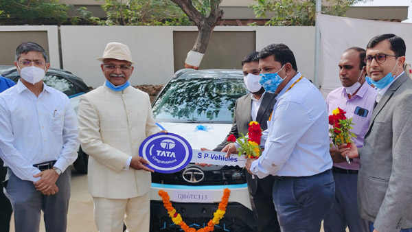 ನೆಕ್ಸಾನ್ ಎಲೆಕ್ಟ್ರಿಕ್ ಕಾರುಗಳನ್ನು ಗುಜರಾತ್ ಸರ್ಕಾರಕ್ಕೆ ವಿತರಿಸಿದ ಟಾಟಾ ಮೋಟಾರ್ಸ್