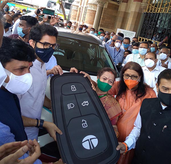 ಮುನ್ಸಿಪಲ್ ಕಾರ್ಪೊರೇಶನ್ಗೆ Tata Nexon ಎಲೆಕ್ಟ್ರಿಕ್ ಕಾರುಗಳನ್ನು ವಿತರಿಸಿದ Tata Motors