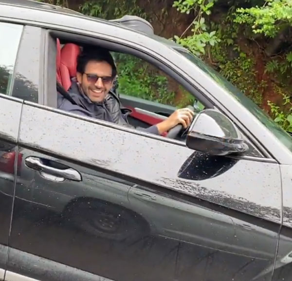 ನೆರವು ನೀಡುವ ಮುನ್ನ ನಟನೊಂದಿಗೆ ಸೆಲ್ಫಿ ಕ್ಲಿಕ್ಕಿಸಿಕೊಂಡ ಪೊಲೀಸರು