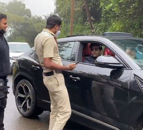 ನೆರವು ನೀಡುವ ಮುನ್ನ ನಟನೊಂದಿಗೆ ಸೆಲ್ಫಿ ಕ್ಲಿಕ್ಕಿಸಿಕೊಂಡ ಪೊಲೀಸರು