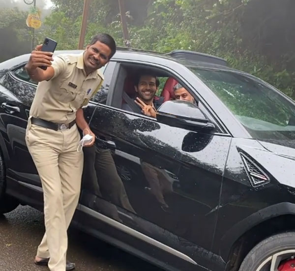 ನೆರವು ನೀಡುವ ಮುನ್ನ ನಟನೊಂದಿಗೆ ಸೆಲ್ಫಿ ಕ್ಲಿಕ್ಕಿಸಿಕೊಂಡ ಪೊಲೀಸರು