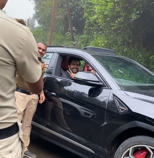ನೆರವು ನೀಡುವ ಮುನ್ನ ನಟನೊಂದಿಗೆ ಸೆಲ್ಫಿ ಕ್ಲಿಕ್ಕಿಸಿಕೊಂಡ ಪೊಲೀಸರು