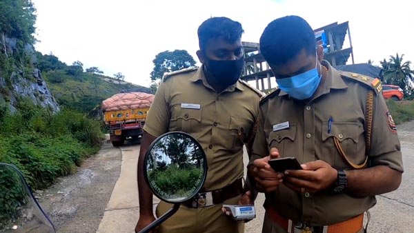 ಆಂಬ್ಯುಲೆನ್ಸ್'ಗೆ ಅಡ್ಡಿ ಪಡಿಸಿದ ಕಪ್ಪು ಪಟ್ಟಿಯಲ್ಲಿರುವ Innova Crysta ಕಾರು