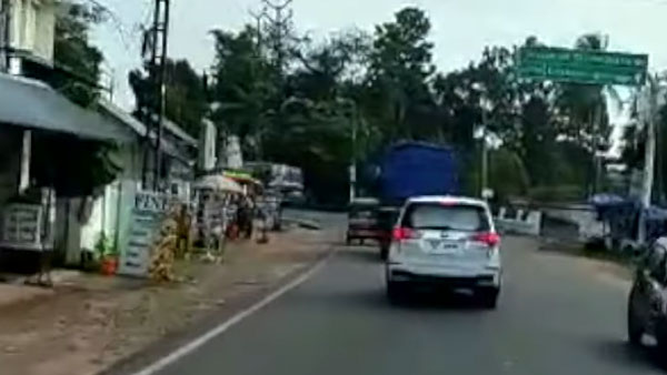 ಆಂಬ್ಯುಲೆನ್ಸ್'ಗೆ ಅಡ್ಡಿ ಪಡಿಸಿದ ಕಪ್ಪು ಪಟ್ಟಿಯಲ್ಲಿರುವ Innova Crysta ಕಾರು