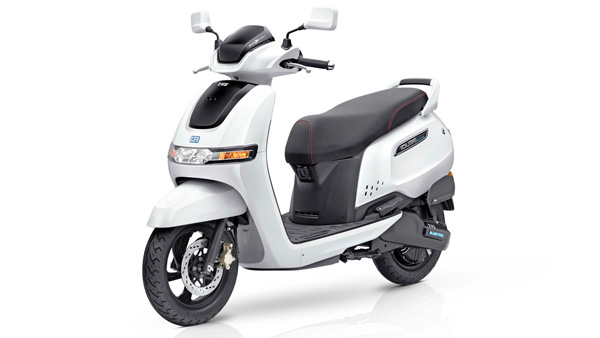 ಆಗಸ್ಟ್ ತಿಂಗಳ ಮಾರಾಟದಲ್ಲಿ Bajaj Chetak ಎಲೆಕ್ಟ್ರಿಕ್ ಸ್ಕೂಟರನ್ನು ಹಿಂದಿಕ್ಕಿದ TVS iQube