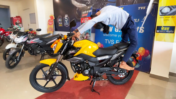 ಹೊಸ ಬೈಕ್ ಪಡೆದ ಖುಷಿಯಲ್ಲಿ ಯೋಗ ಪ್ರದರ್ಶಿಸಿದ ಶಿಕ್ಷಕ!