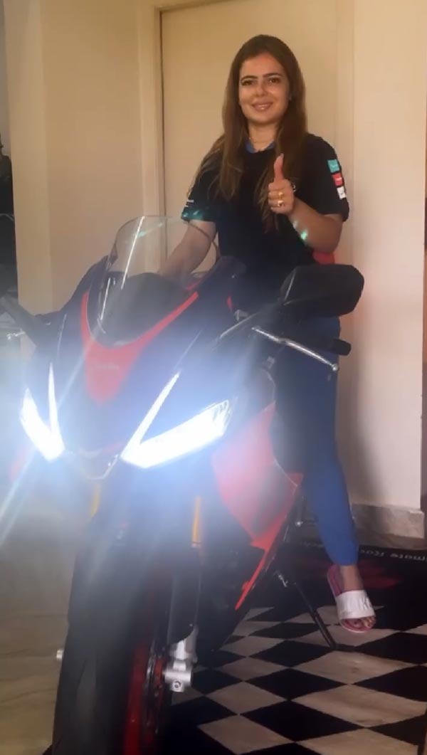 ಭಾರತದಲ್ಲಿ ಮೊದಲ Aprilia RS 660 ಬೈಕ್ ವಿತರಣೆ ಪಡೆದ ರೇಸರ್ ಅಲಿಷಾ ಅಬ್ದುಲ್ಲಾ