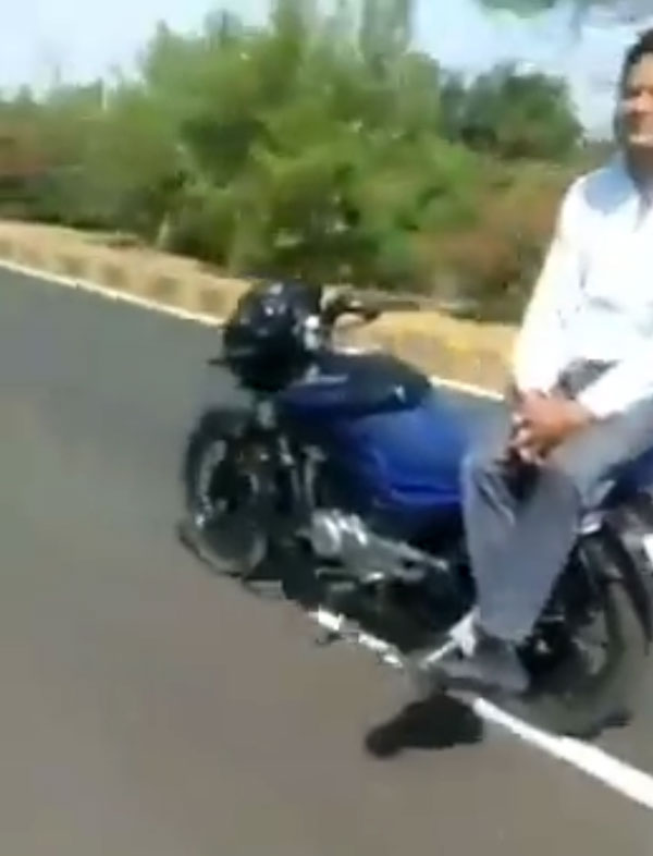ಬೈಕ್ ಸ್ಟಂಟ್ ವೀಡಿಯೊ ಶೇರ್ ಮಾಡಿದ ಆನಂದ್ ಮಹೀಂದ್ರಾ
