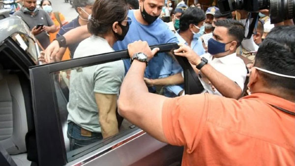 ಜೈಲಿನಲ್ಲಿರುವ ಮಗನನ್ನು ಭೇಟಿಯಾಗಲು ಸಾಮಾನ್ಯ ಕಾರಿನಲ್ಲಿ ತೆರಳಿದ ಶಾರುಖ್ ಖಾನ್