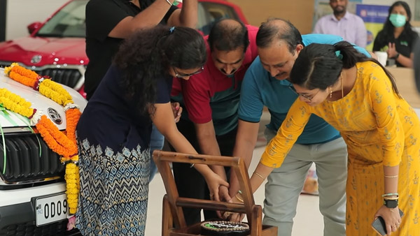 ತಂದೆಯ ಕನಸಿನ ಕಾರನ್ನು ಸರ್ಪ್ರೈಸ್ ಗಿಫ್ಟ್ ಆಗಿ ನೀಡಿದ ಮಗ