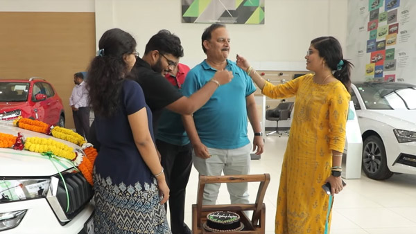 ತಂದೆಯ ಕನಸಿನ ಕಾರನ್ನು ಸರ್ಪ್ರೈಸ್ ಗಿಫ್ಟ್ ಆಗಿ ನೀಡಿದ ಮಗ