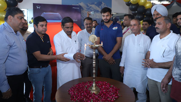 ಪ್ಯಾರಾ ಒಲಿಂಪಿಕ್ಸ್ ಹೀರೋ ಸುಮಿತ್ಗೆ ಎಕ್ಸ್ಯುವಿ 700 ಗೋಲ್ಡ್ ಎಡಿಷನ್ ಉಡುಗೊರೆ