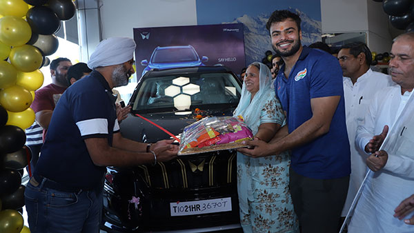 ಪ್ಯಾರಾ ಒಲಿಂಪಿಕ್ಸ್ ಹೀರೋ ಸುಮಿತ್ಗೆ ಎಕ್ಸ್ಯುವಿ 700 ಗೋಲ್ಡ್ ಎಡಿಷನ್ ಉಡುಗೊರೆ
