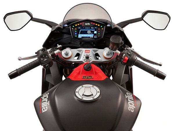 ಭಾರತದಲ್ಲಿ ಮೊದಲ Aprilia RS 660 ಬೈಕ್ ವಿತರಣೆ ಪಡೆದ ರೇಸರ್ ಅಲಿಷಾ ಅಬ್ದುಲ್ಲಾ