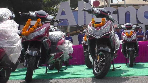 ಉದ್ಯೋಗಿಗಳಿಗೆ ದೀಪಾವಳಿ ಉಡುಗೊರೆಯಾಗಿ ಎಲೆಕ್ಟ್ರಿಕ್ ಸ್ಕೂಟರ್ ವಿತರಣೆ ಮಾಡಿದ ಸೂರತ್ ಮೂಲದ ಕಂಪನಿ