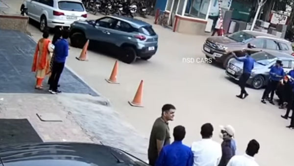 ಹೊಸ ಕಾರು ವಿತರಣೆ ವೇಳೆ ಎಡವಟ್ಟು ಮಾಡಿಕೊಂಡ ಕಾರು ಮಾಲೀಕ