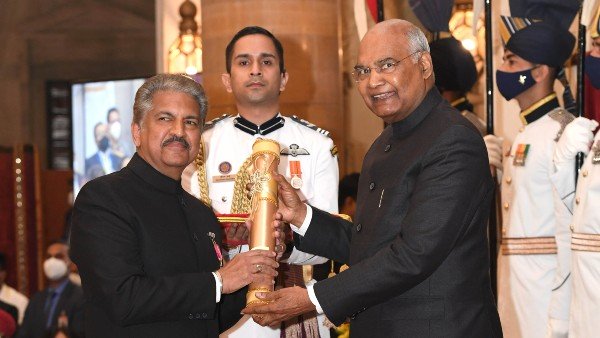 ದೇಶದ ಮೂರನೇ ಅತ್ಯುನ್ನತ ನಾಗರಿಕ ಪ್ರಶಸ್ತಿ ಸ್ವೀಕರಿಸಿದ ಉದ್ಯಮಿ ಆನಂದ್ ಮಹೀಂದ್ರಾ