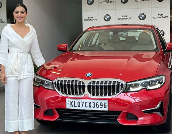 ಐಷಾರಾಮಿ BMW ಕಾರು ಖರೀದಿಸಿದ ನಟಿ ಸಂಯುಕ್ತ ಮೆನನ್