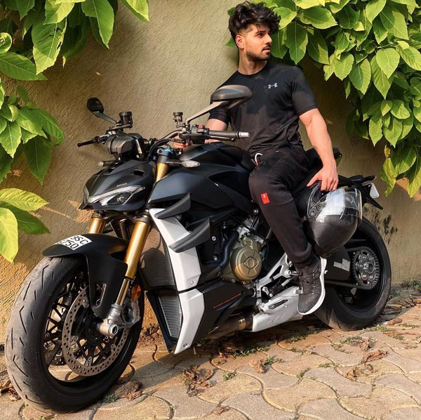 ದುಬಾರಿ ಬೆಲೆಯ Ducati ಬೈಕ್ ಖರೀದಿಸಿದ ಬಾಲಿವುಡ್ ನಟ