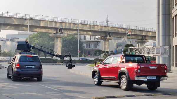 ಬಿಡುಗಡೆಗೂ ಮುನ್ನ ಟಿವಿ ಜಾಹೀರಾತು ಚಿತ್ರೀಕರಣದಲ್ಲಿ ಕಾಣಿಸಿಕೊಂಡ ಟೊಯೊಟಾ ಹಿಲಕ್ಸ್