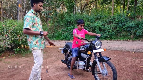 ರಾಯಲ್ ಎನ್ಫೀಲ್ಡ್ ಬೈಕಿನಂತೆ ಮಾಡಿಫೈಗೊಂಡ TVS XL ಮೊಪೆಡ್