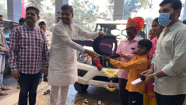 ಗುಜರಿ ವಸ್ತುಗಳಿಂದ ಜೀಪ್ ತಯಾರಿಸಿದ ವ್ಯಕ್ತಿಗೆ ಬೊಲೆರೊ ಉಡುಗೊರೆಯಾಗಿ ನೀಡಿದ ಆನಂದ್ ಮಹೀಂದ್ರಾ