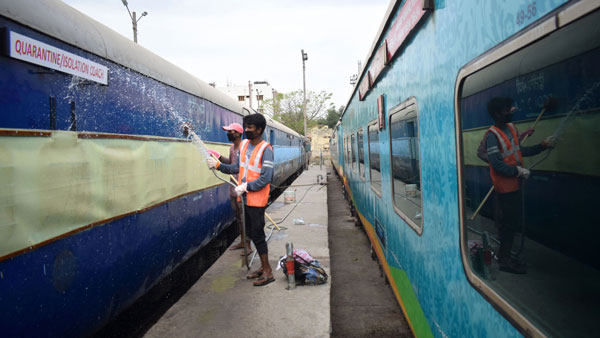 ಕಚೋರಿಗಾಗಿ ರೈಲು ನಿಲ್ಲಿಸಿದ ಚಾಲಕನ ವಿಡಿಯೋ ವೈರಲ್: ಐವರು ಅಮಾನತು