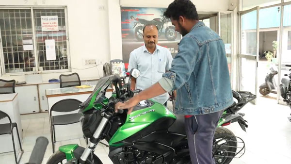 2.60 ಲಕ್ಷ ರೂ. ಚಿಲ್ಲರೆ ನಾಣ್ಯಗಳನ್ನು ನೀಡಿ ಬಜಾಜ್ ಡೊಮಿನಾರ್ 400 ಖರೀದಿಸಿದ ಯುವಕ!