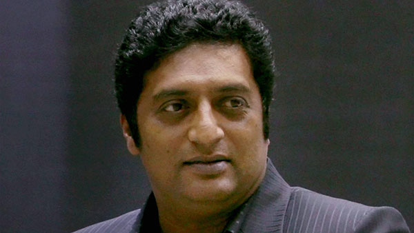 ಲ್ಯಾಂಡ್ ರೋವರ್ ಡಿಫೆಂಡರ್ನಲ್ಲಿ ಸವಾರಿ ಮಾಡುತ್ತಾ ಕ್ಯಾಮರಾ ಕಣ್ಣಿಗೆ ಬಿದ್ದ ನಟ ಪ್ರಕಾಶ್ ರಾಜ್