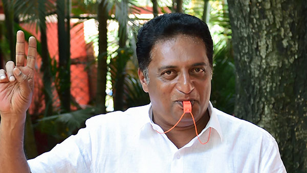 ಲ್ಯಾಂಡ್ ರೋವರ್ ಡಿಫೆಂಡರ್ನಲ್ಲಿ ಸವಾರಿ ಮಾಡುತ್ತಾ ಕ್ಯಾಮರಾ ಕಣ್ಣಿಗೆ ಬಿದ್ದ ನಟ ಪ್ರಕಾಶ್ ರಾಜ್