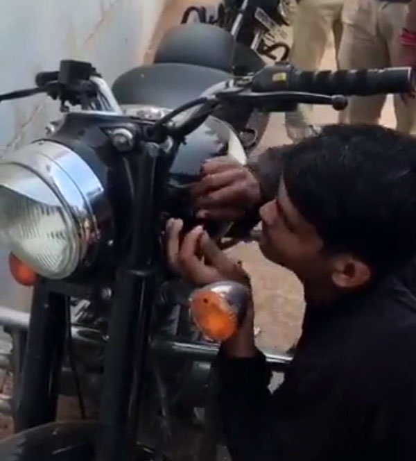 ರಾಯಲ್ ಎನ್ಫೀಲ್ಡ್ ಗ್ರಾಹಕರೇ ಎಚ್ಚರ!..ಒಂದೇ ನಿಮಿಷದಲ್ಲಿ ಬೈಕ್ ಕಳುವಾಗಬಹುದು