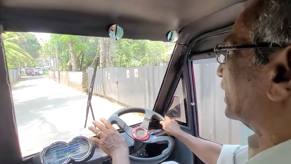 ಆಕರ್ಷಕ ಎಲೆಕ್ಟ್ರಿಕ್ ಕಾರನ್ನು ನಿರ್ಮಿಸಿದ 67 ವರ್ಷದ ವೃದ್ಧ: 60 ಕಿಮೀ ಪ್ರಯಾಣಿಸಲು ರೂ.5 ವೆಚ್ಚ
