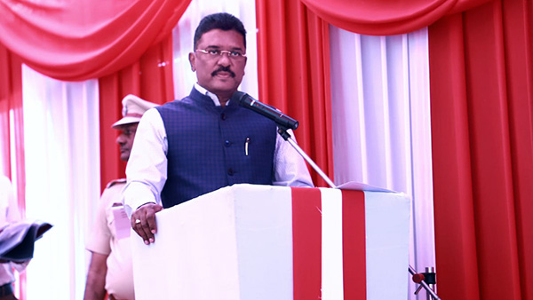 ತನ್ನ ಕ್ಷೇತ್ರದ ಜನರಿಗೆ ಕೇವಲ 1ರೂ.ಗೆ ಪೆಟ್ರೋಲ್ ವಿತರಿಸಿದ ಶಾಸಕ
