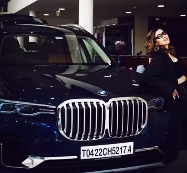 ಹೊಸ BMW X7 SUV ಅನ್ನು ಖರೀದಿಸಿದ ಪಂಜಾಬಿ ಗಾಯಕಿ ಆಸ್ತಾ ಗಿಲ್ ಹೊಸರೆ