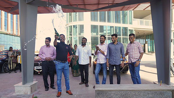 ಕಷ್ಟದಲ್ಲೂ ಜೊತೆಗಿದ್ದ ಉದ್ಯೋಗಿಗಳಿಗೆ ದುಬಾರಿ ಉಡುಗೊರೆ ನೀಡಿದ ಕಿಸ್ಫ್ಲೋ ಕಂಪನಿ