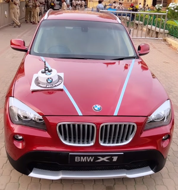 ಸ್ನೇಹಿತರಿಂದ BMW X1 SUV ಅನ್ನು ಉಡುಗೊರೆಯಾಗಿ ಸ್ವೀಕರಿಸಿದ ನಟಿ ರಾಖಿ ಸಾವಂತ್