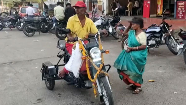 ಪತ್ನಿ ಕಷ್ಟ ನೋಡಲಾಗದೆ 90 ಸಾವಿರ ಮೌಲ್ಯದ ಮೊಪೆಡ್ ಗಿಫ್ಟ್ ಕೊಟ್ಟ ಭಿಕ್ಷುಕ