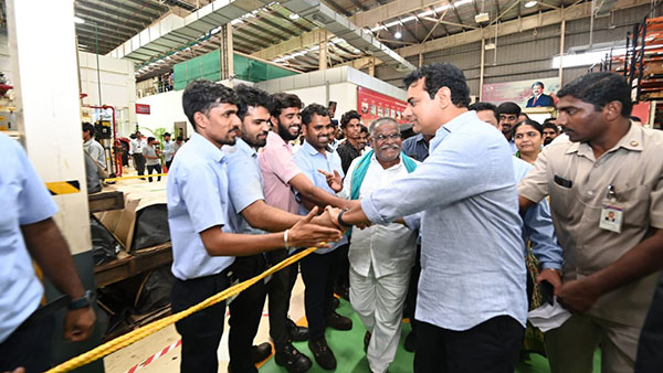 ಮಹೀಂದ್ರಾ ಉತ್ಪನ್ನಗಳಿಗಾಗಿ ಪೋಸ್ ಕೊಟ್ಟ ತೆಲಂಗಾಣ ಮಂತ್ರಿ: ಹೀರೊ ಎಂದು ಕಾಲೆಳೆದ ಆನಂದ್ ಮಹೀಂದ್ರಾ