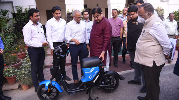 ಯುಲು ಎಲೆಕ್ಟ್ರಿಕ್ ಬೈಕ್ ಓಡಿಸಿದ ನಿತಿನ್ ಗಡ್ಕರಿ: ಪ್ರಮುಖ ನಗರಗಳಲ್ಲಿ ಸ್ಕ್ಯಾನರ್ ಮೂಲಕ ಬಾಡಿಗೆಗೆ ಲಭ್ಯ