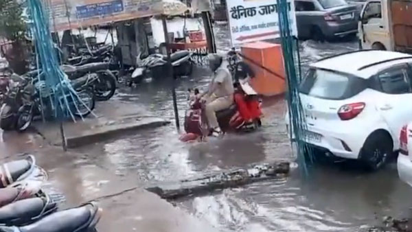 ಭಾರಿ ಮಳೆ: ಅನಾರೋಗ್ಯದಿಂದ ಆಸ್ಪತ್ರೆಗೆ ತೆರಳಿ ರಸ್ತೆ ಕಾಣದೆ ಗುಂಡಿಗೆ ಬಿದ್ದ ದಂಪತಿ!