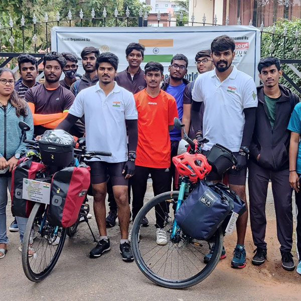 ಸೈಕ್ಲಿಂಗ್ ಮೂಲಕ 24 ಸಾವಿರ ಕಿ.ಮೀ ಪ್ರಯಾಣಿಸಿ ವಿಶ್ವದಾಖಲೆ ನಿರ್ಮಿಸಿದ ಬೆಂಗಳೂರು ಯುವಕರು