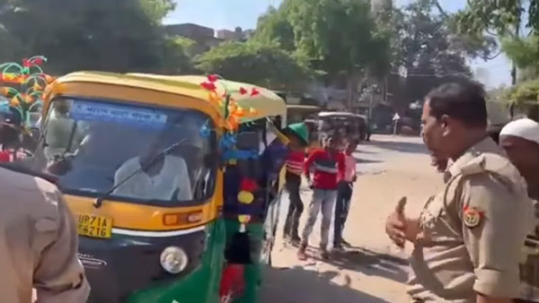 ಒಂದೆರಡಲ್ಲ ಬರೋಬ್ಬರಿ 27 ಮಂದಿಯನ್ನು ಆಟೋದಲ್ಲಿ ಕೂರಿಸಿಕೊಂಡು ಪೊಲೀಸರಗೆ ಸಿಕ್ಕಿಬಿದ್ದ
