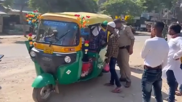 ಒಂದೆರಡಲ್ಲ ಬರೋಬ್ಬರಿ 27 ಮಂದಿಯನ್ನು ಆಟೋದಲ್ಲಿ ಕೂರಿಸಿಕೊಂಡು ಪೊಲೀಸರಗೆ ಸಿಕ್ಕಿಬಿದ್ದ