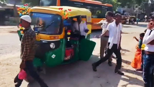 ಒಂದೆರಡಲ್ಲ ಬರೋಬ್ಬರಿ 27 ಮಂದಿಯನ್ನು ಆಟೋದಲ್ಲಿ ಕೂರಿಸಿಕೊಂಡು ಪೊಲೀಸರಗೆ ಸಿಕ್ಕಿಬಿದ್ದ