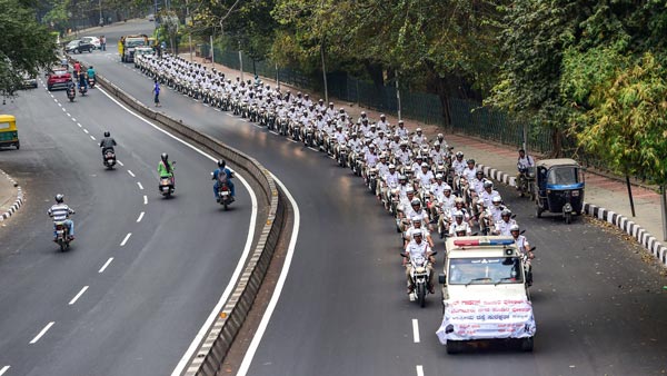 ಕೆಲಸದ ಒತ್ತಡ: ಬೈಕ್ ಚಾಲನೆ ವೇಳೆಯೂ ಲ್ಯಾಪ್ಟಾಪ್ ಬಳಸಿ ವೈರಲ್ ಆದ ವ್ಯಕ್ತಿ