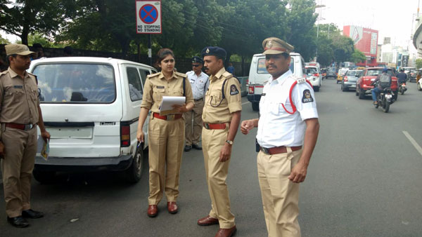 ಅಯೋಧ್ಯೆ ನದಿಯಲ್ಲಿ ಅರೆಬೆತ್ತಲೆಯಾಗಿ ಬೈಕ್ ಚಲಾಯಿಸಿದ ಯುವಕ ಬಂಧನ