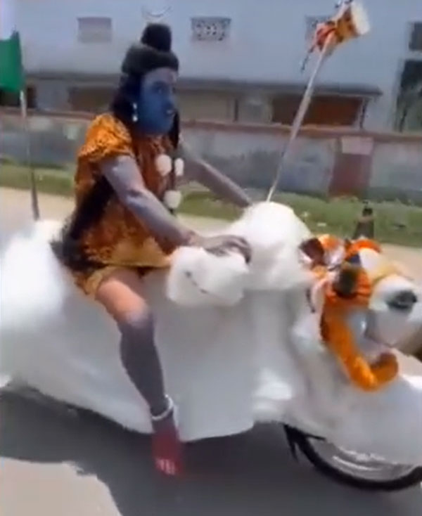 ಬೈಕನ್ನು ನಂದಿಯಂತೆ ಮಾಡಿಫೈಗೊಳಿಸಿ ಶಿವನ ವೇಷದಲ್ಲಿ ಹರಿದ್ವಾರಕ್ಕೆ ಪಯಣ: ಸೆಲ್ಫಿಗಾಗಿ ಮುಗಿಬಿದ್ದ ಜನ
