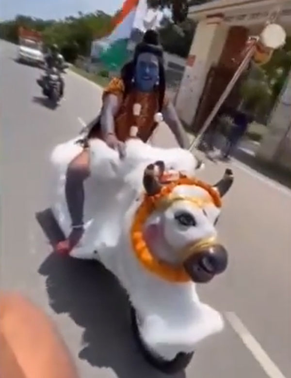 ಬೈಕನ್ನು ನಂದಿಯಂತೆ ಮಾಡಿಫೈಗೊಳಿಸಿ ಶಿವನ ವೇಷದಲ್ಲಿ ಹರಿದ್ವಾರಕ್ಕೆ ಪಯಣ: ಸೆಲ್ಫಿಗಾಗಿ ಮುಗಿಬಿದ್ದ ಜನ